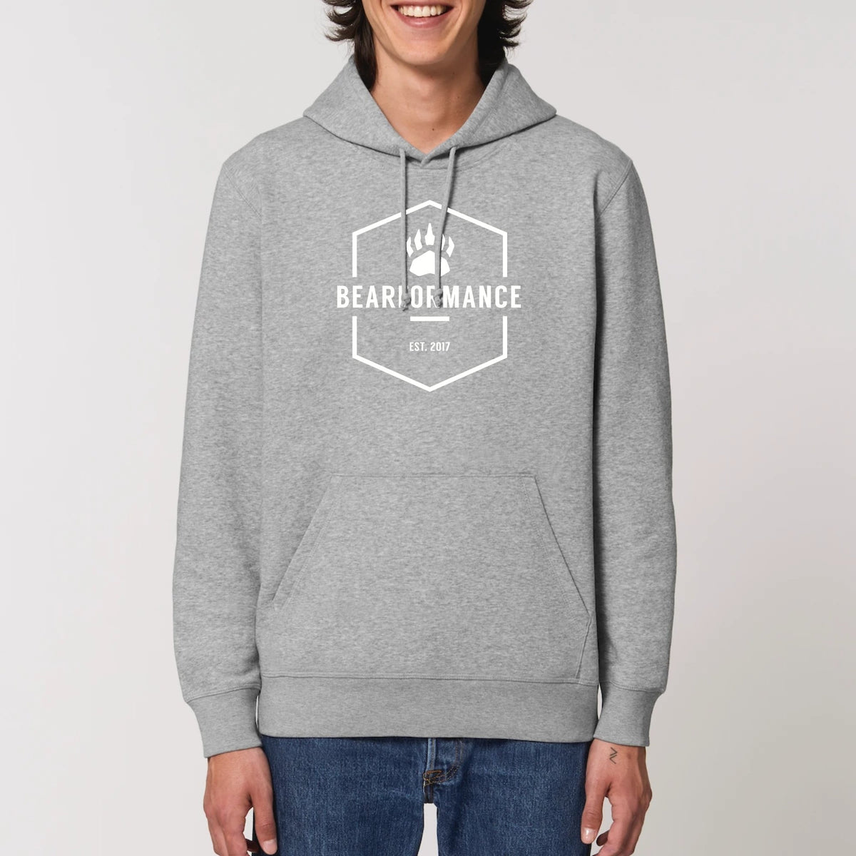 Mann trägt grauen BEARFORMANCE Unisex Hoodie aus Bio-Baumwolle mit weißem Logo-Emblem