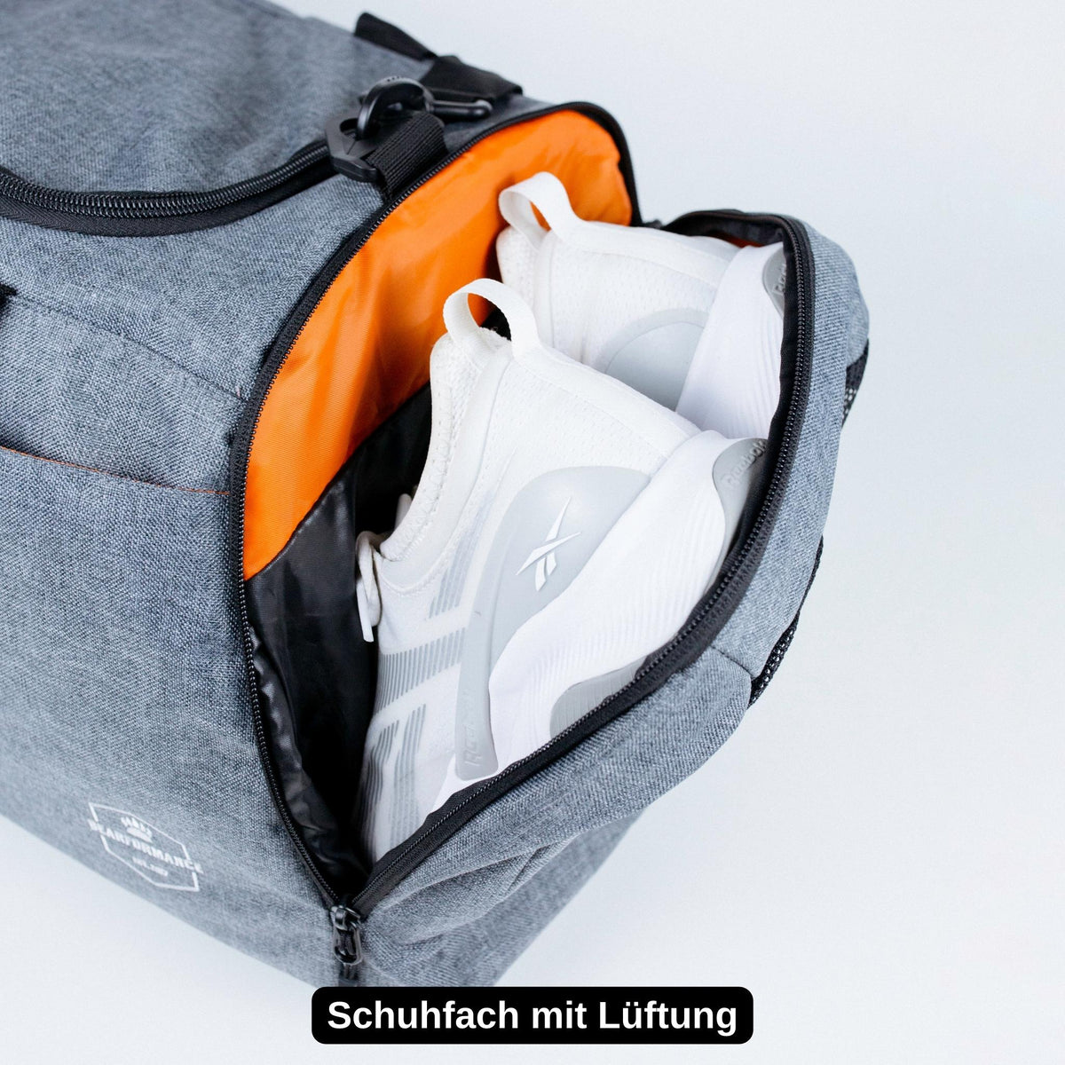 Belüftetes Schuhfach der Ultimate Sportbag V4 mit weißen Sneakern im separaten Seitenfach