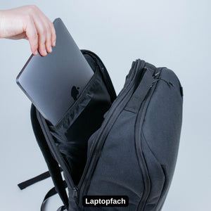BEARFORMANCE Ultimate Backpack in Schwarz – Laptop wird in das gepolsterte Laptopfach des Sportrucksacks gesteckt